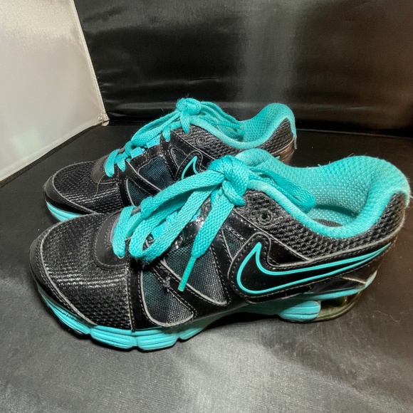 Nike Tennis Shoe Black & Teal Sz 5 Womens - Picture 1 of 4